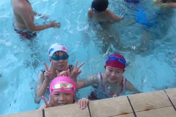 上海游泳夏令營哪個好？兩家口碑機構推薦給你！