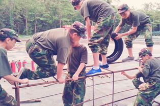 上海暑期军事化夏令营，让孩子争做标兵！
