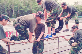 上海小孩军训夏令营，让孩子成长改变