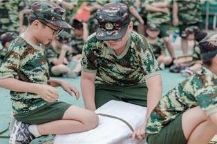 暑假上海儿童军事夏令营，争做标兵