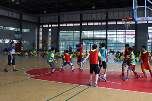 暑假上海初中生篮球夏令营，训练篮球技能