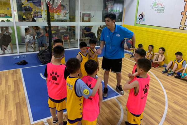 上海篮球训练夏令营价格一览，收费标准明细！